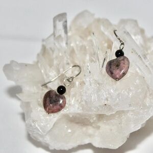 New Small Heart-Shaped Pink Agate with Black Bead Earrings, SS